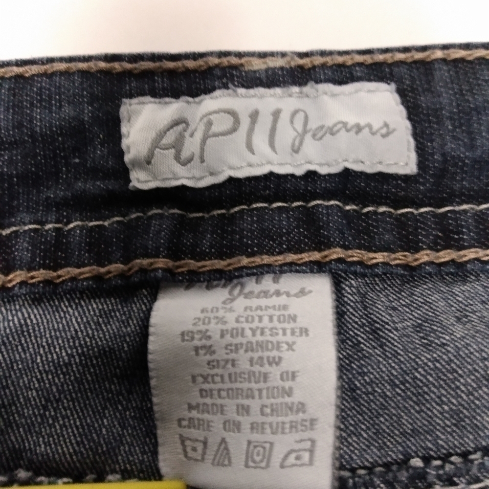 AP 11 Jeans ladies Capri sz 14w, Distressed Demin Blue pre-owned - Picture 4 of 5